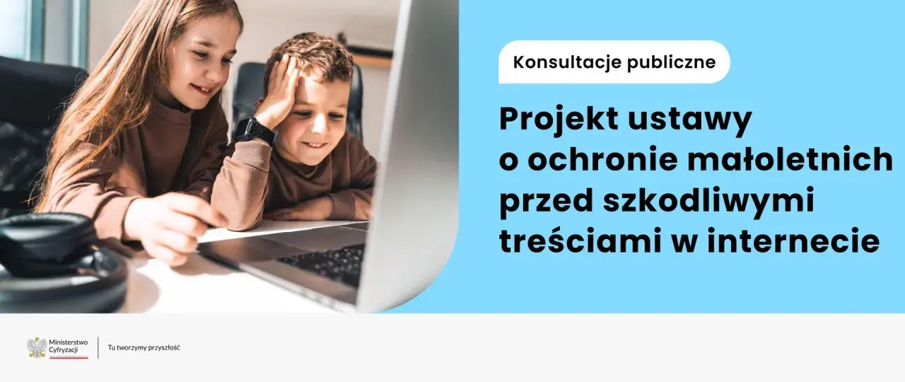 Dwoje dzieci patrzy na ekran laptopa, obok słuchawki.