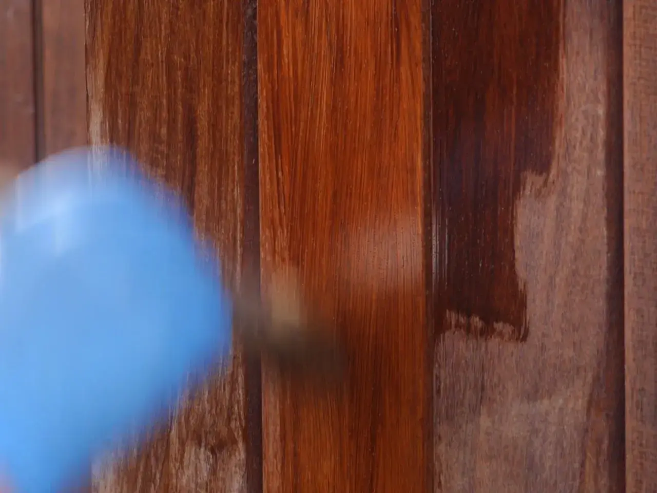 Aplicando barniz a madera impermeable para protegerla.