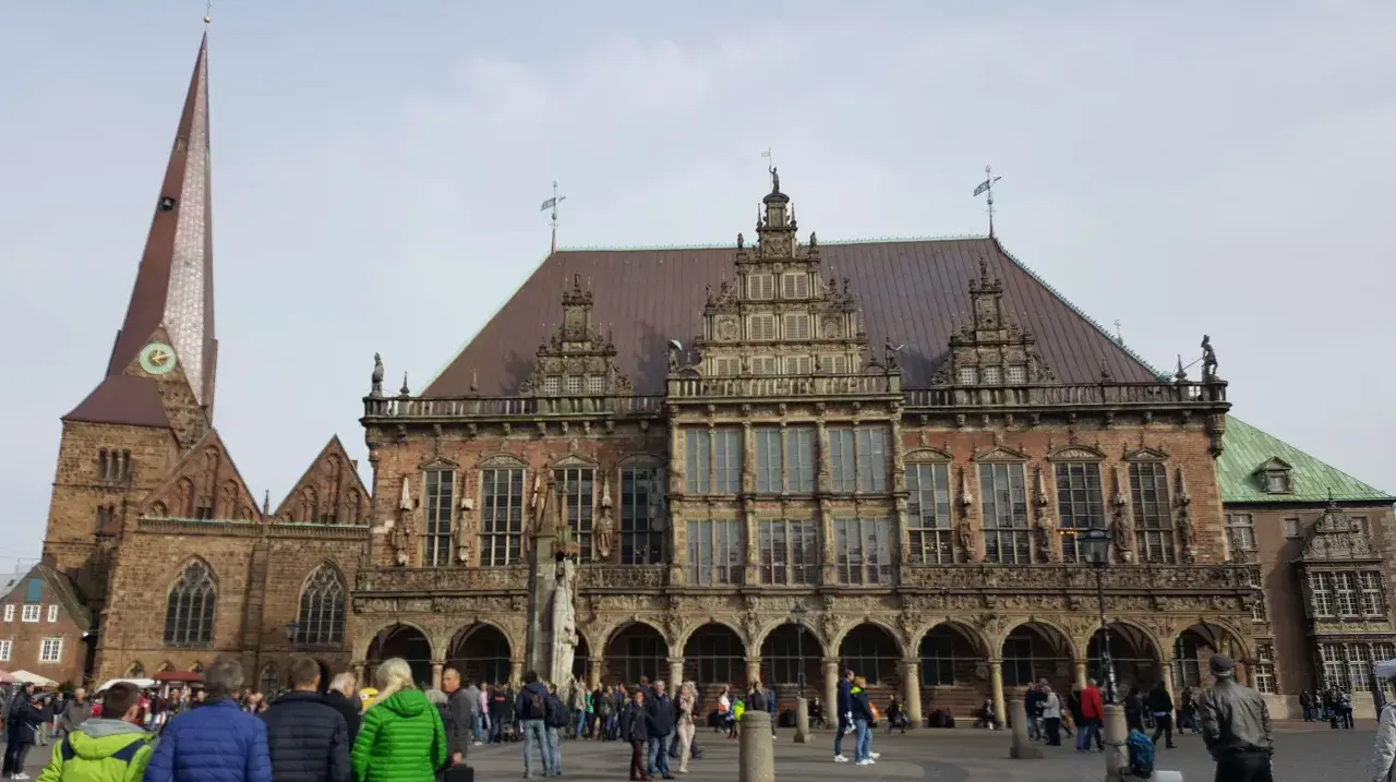 Bremens Rathaus und St. Petri Dom: Ein Muss für jeden Besucher. Die beeindruckende Architektur und der belebte Marktplatz zeigen, was man in Bremen gesehen haben muss.