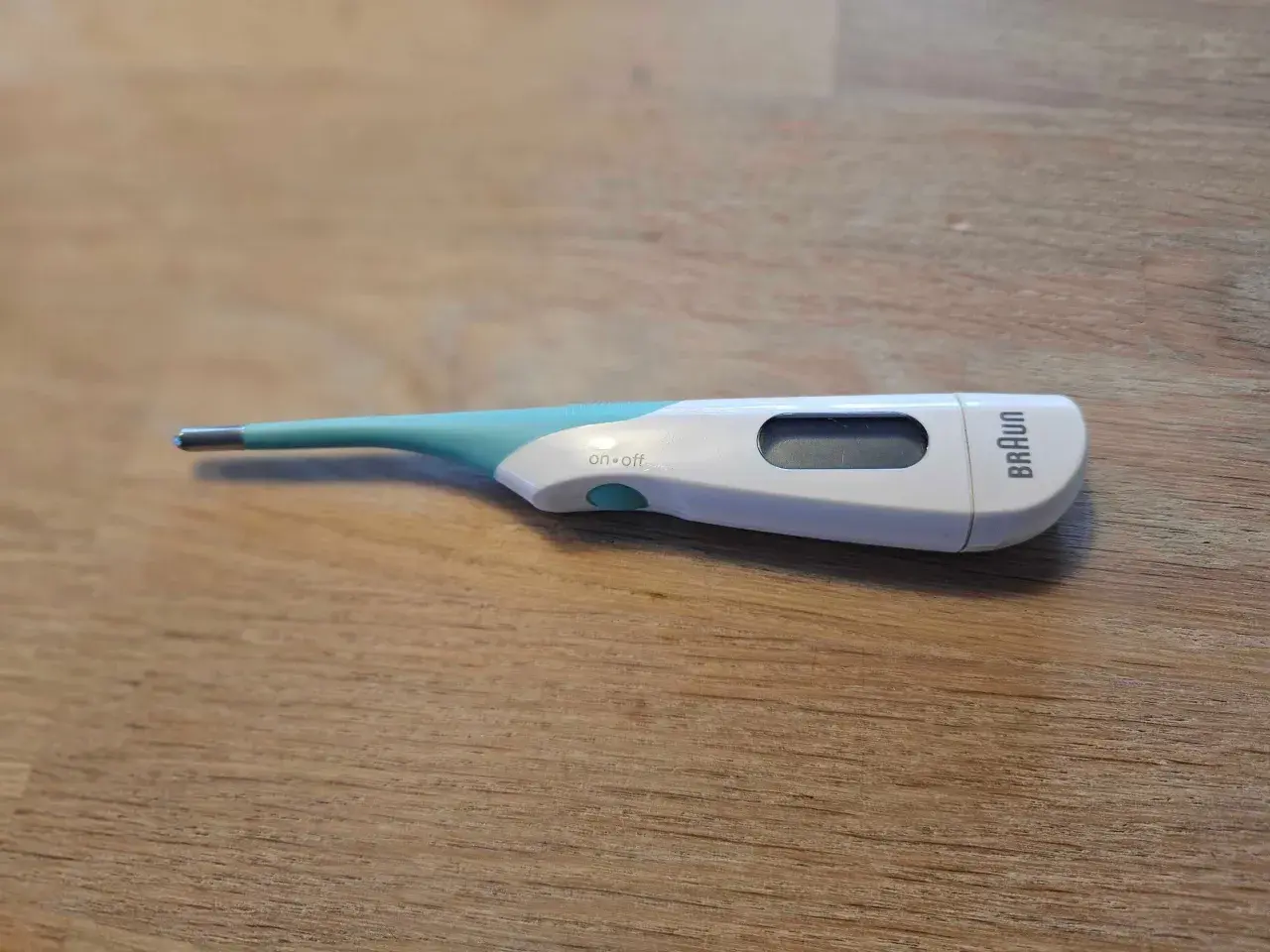 En Braun örontermometer, bäst i test, ligger på en träyta.