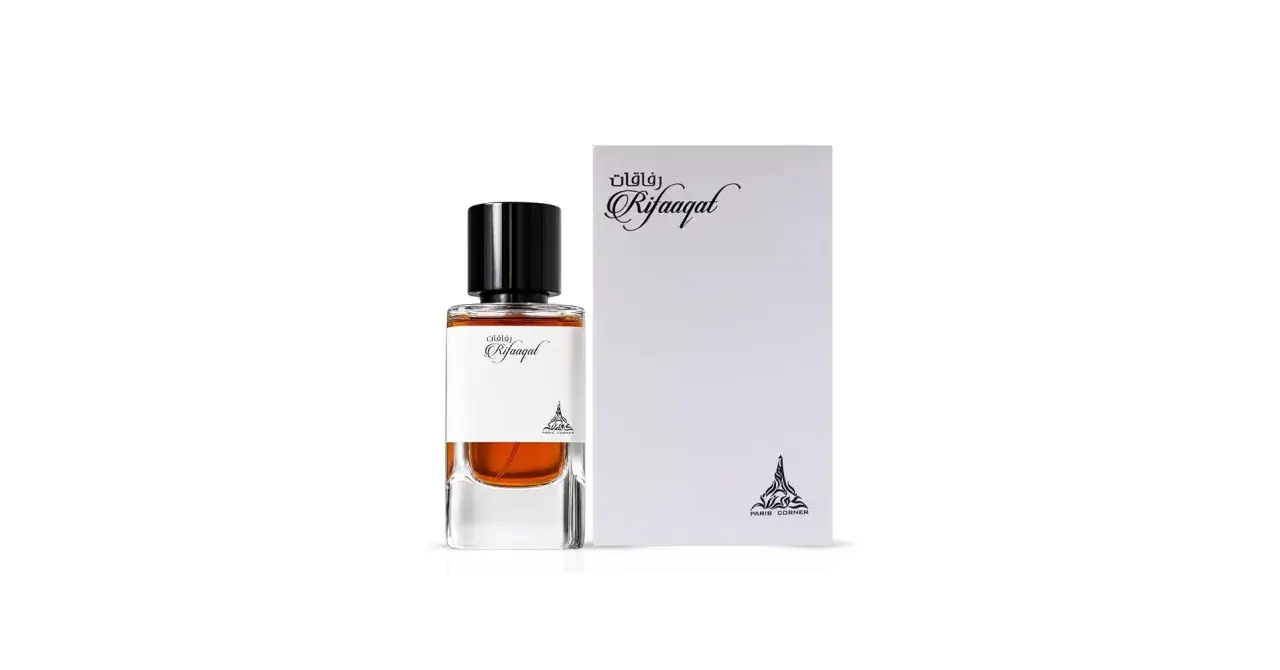 Elegancka butelka perfum Rिफaaqat z czarną nakrętką i pudełkiem z motywem Wieży Eiffla, sugerującym paryski urok.