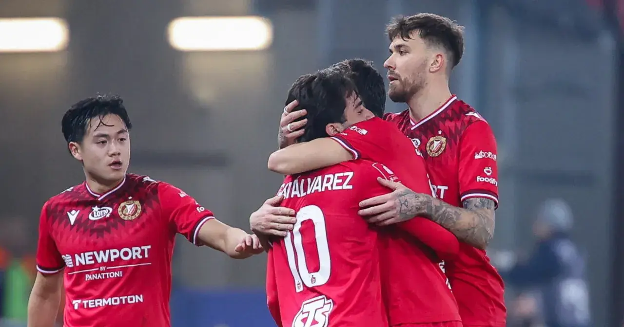 Piłkarze w czerwonych strojach świętują bramkę. Widzew Łódź – Lech Poznań.