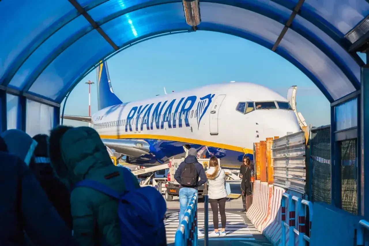Pasażerowie wsiadają do samolotu Ryanair na lotnisku Rzym Ciampino.