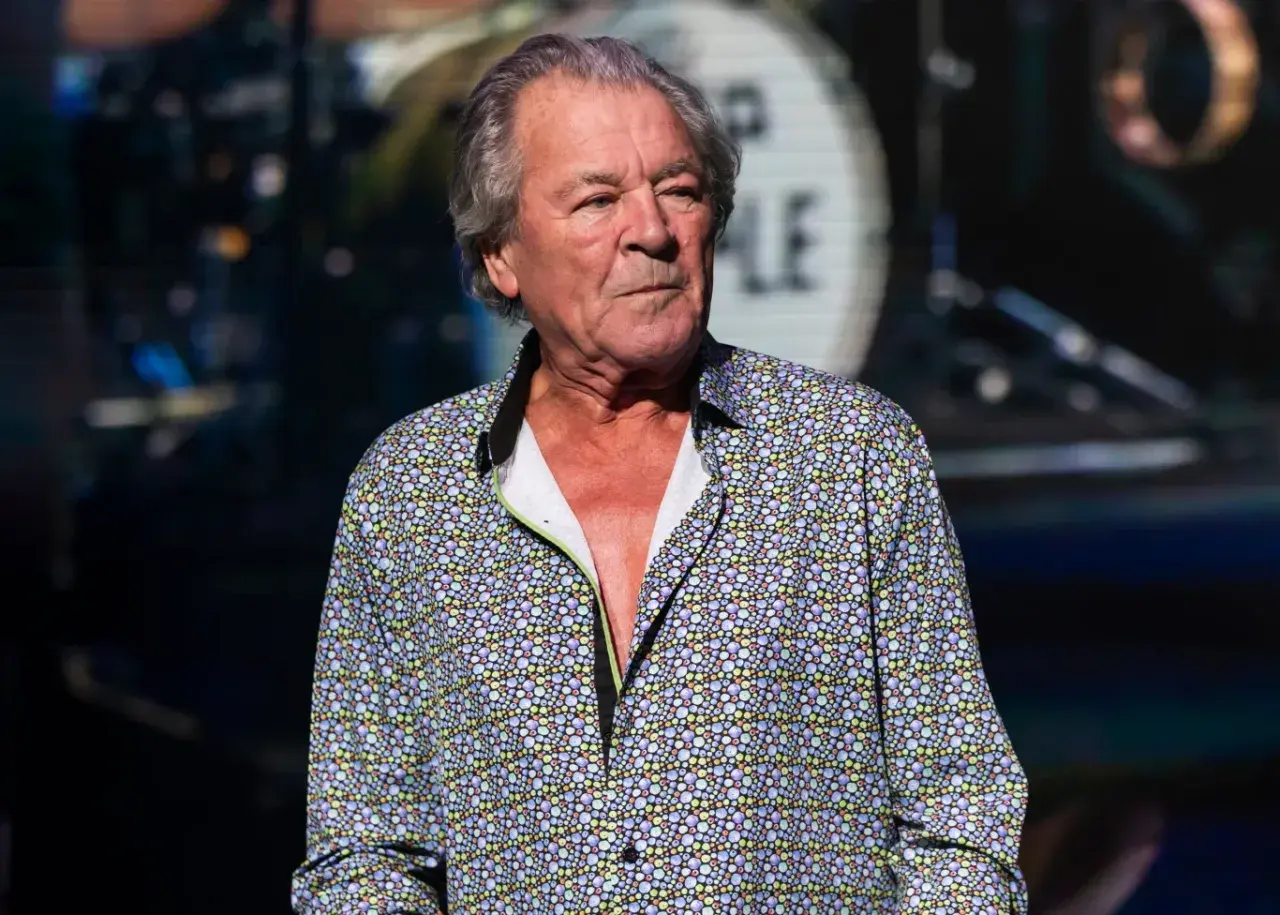 Ian Gillan, legendarny deep purple wokalista, w kolorowej koszuli na scenie.