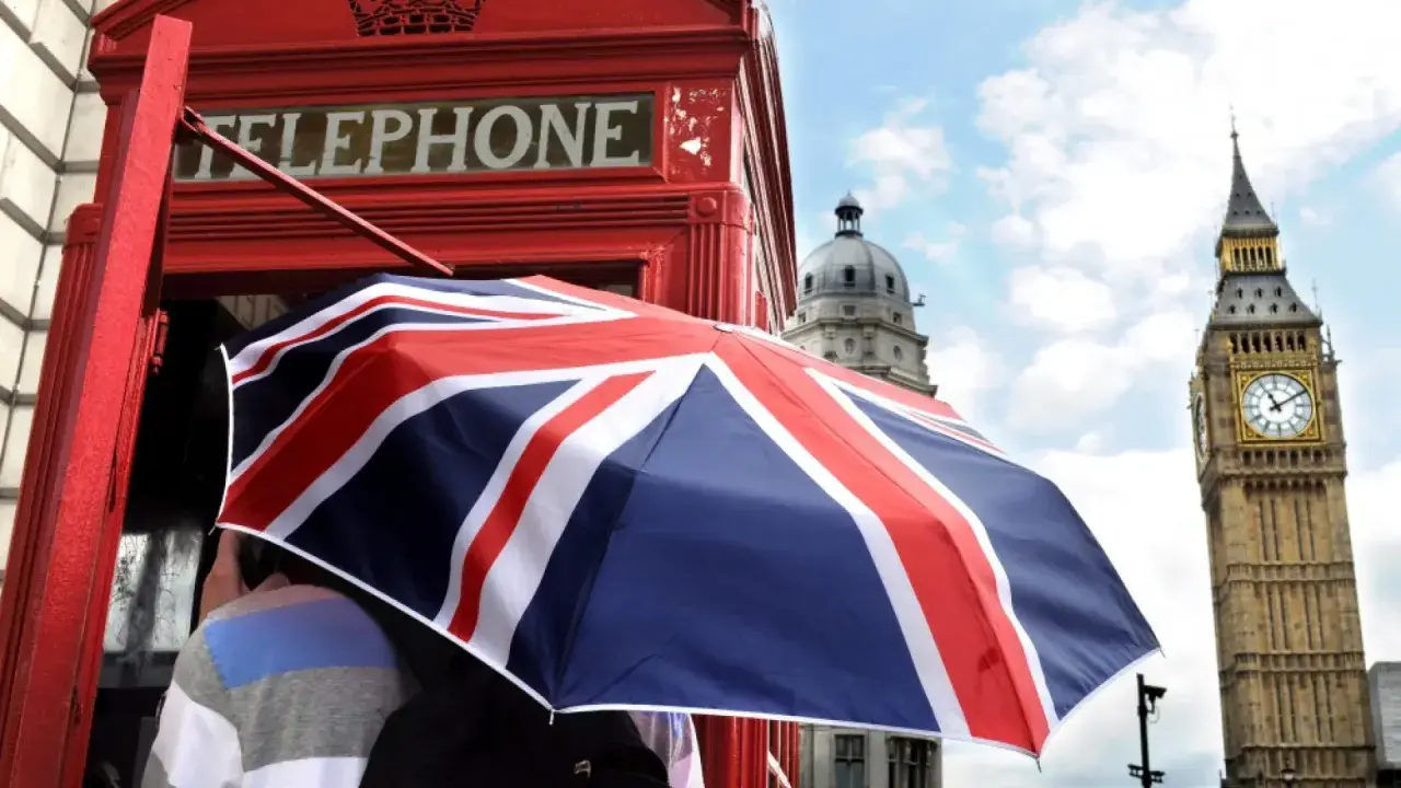 Cabina telefónica roja y paraguas con la Union Jack, con el Big Ben al fondo. Un recuerdo de apellidos ingleses antiguos.