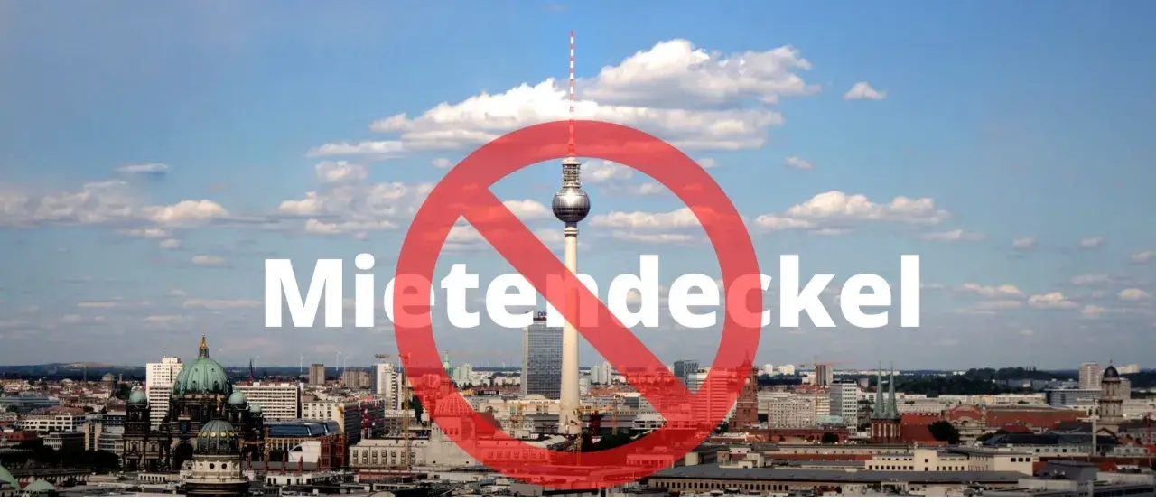 Berlin Skyline mit rotem Verbotsschild über dem Wort "Mietendeckel". Der Mietendeckel in Berlin wurde gekippt.