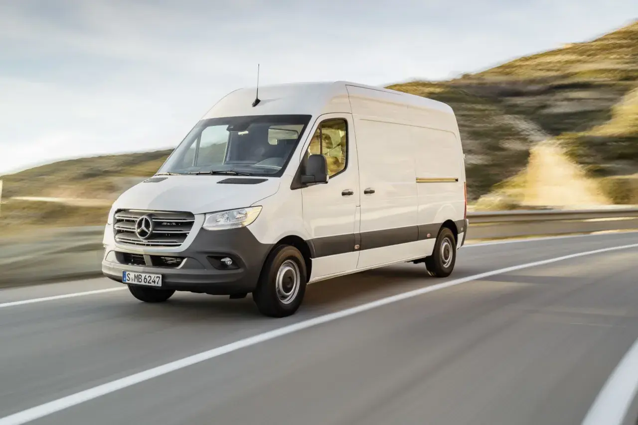 Biały Mercedes Sprinter na drodze. Zastanawiasz się, jaki silnik wybrać do swojego Sprintera?