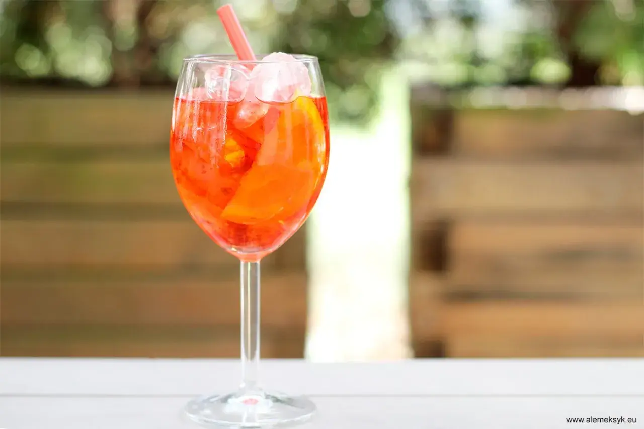 Orzeźwiający aperol z tonikiem, z plastrem pomarańczy i lodem, gotowy do wypicia w letni dzień.