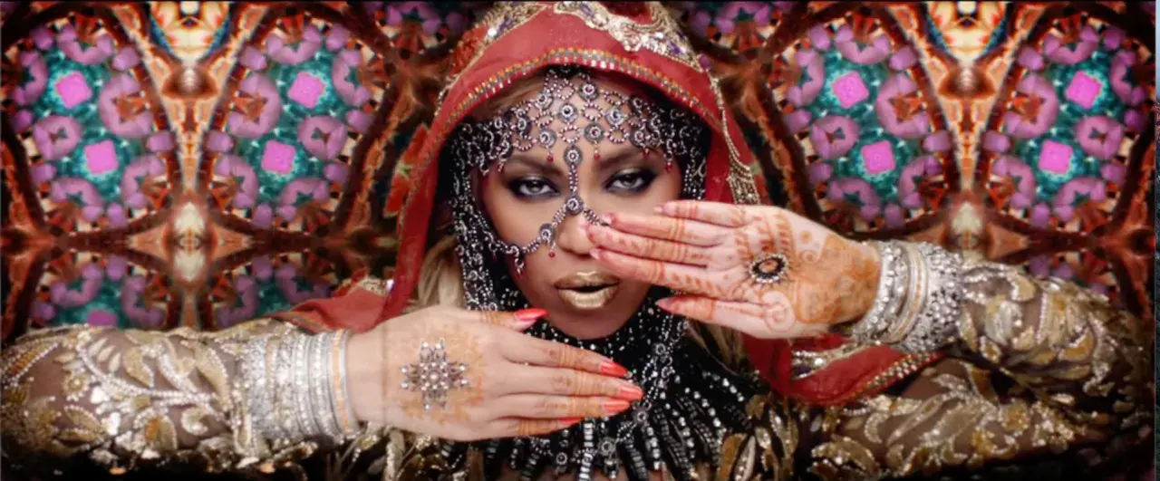 Beyoncé w bogatym stroju, z henną na dłoniach, jak w teledysku Coldplay "Hymn for the Weekend".