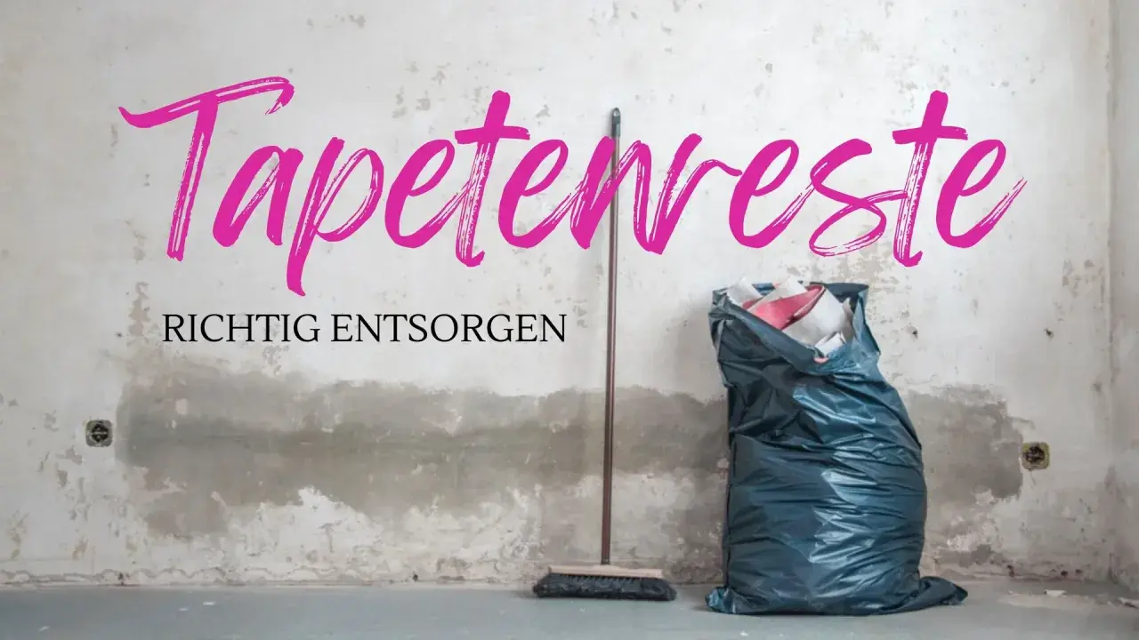 Tapetenreste richtig entsorgen: Ein Besen und ein voller Müllsack stehen vor einer abgenutzten Wand.