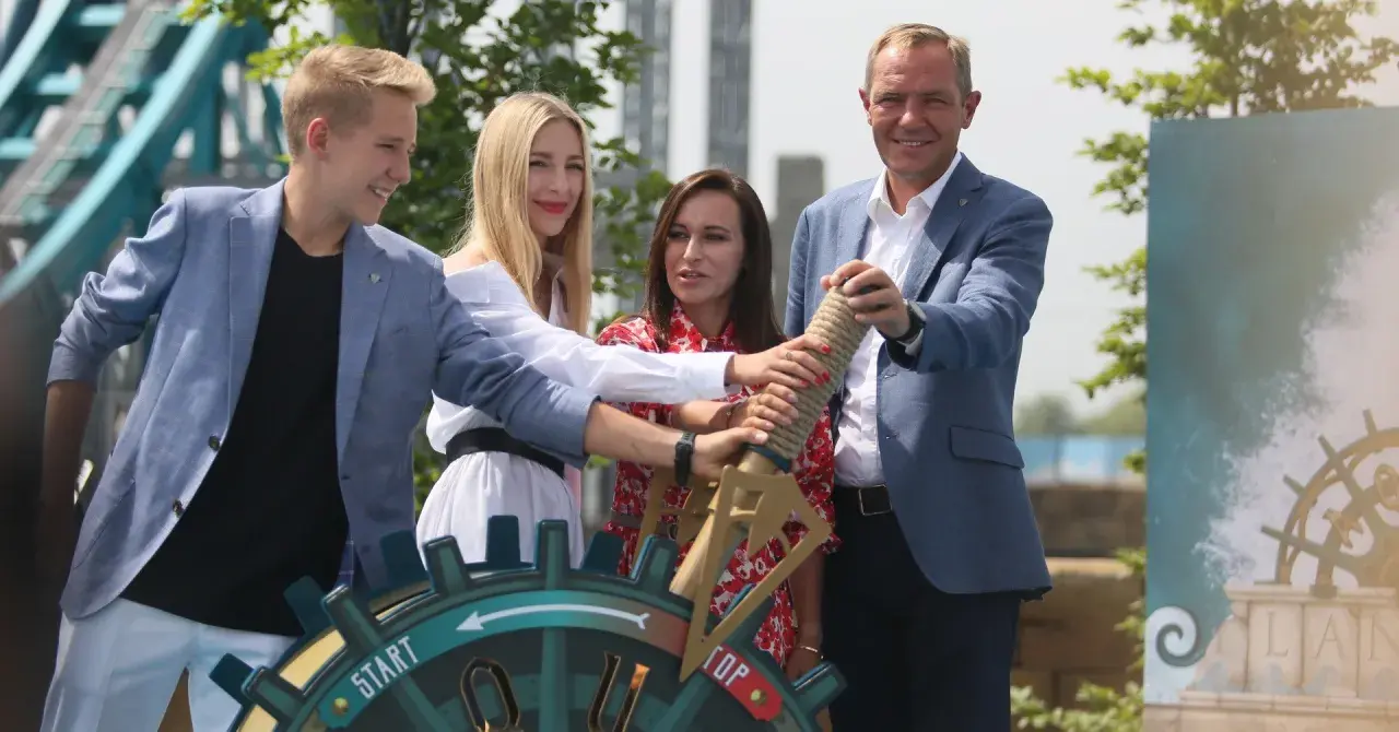Uroczyste otwarcie atrakcji w Energylandii. Cztery osoby wspólnie pociągają za linę, by uruchomić nową przygodę.