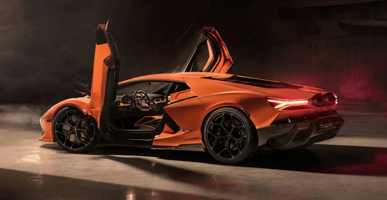 Pomarańczowe Lamborghini Revuelto z otwartymi drzwiami i podniesionymi maskami, widok z boku i tyłu.
