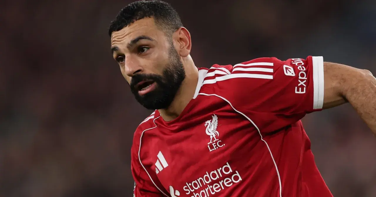 Piłkarz Liverpoolu w czerwonej koszulce, z zarostem i charakterystycznym spojrzeniem. To właśnie tam gra Salah, zdobywając kolejne bramki.