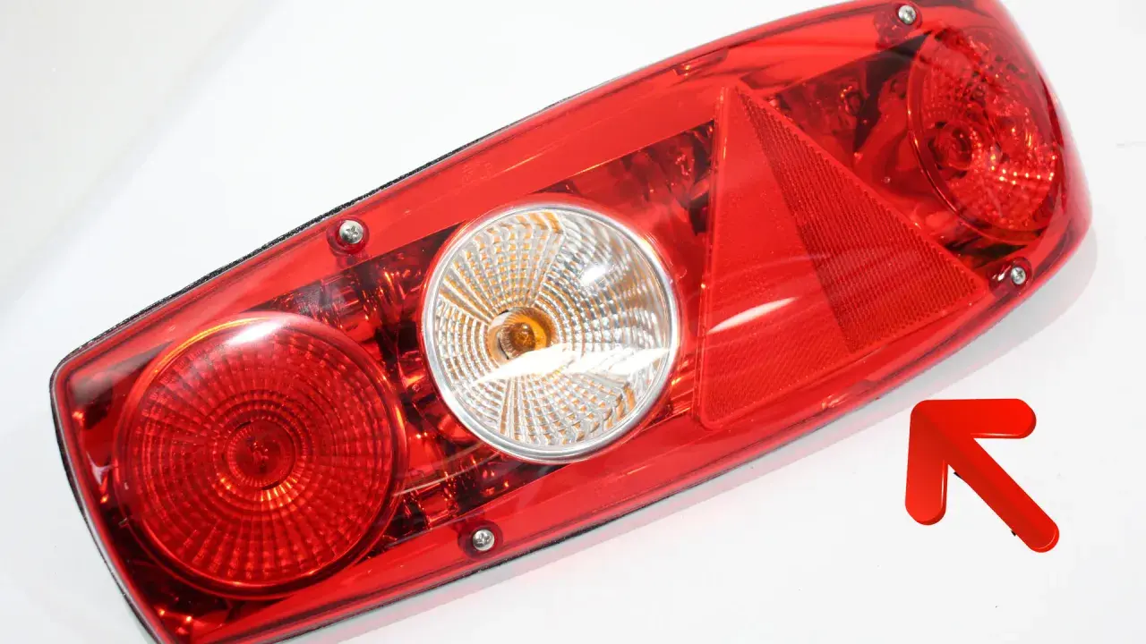 Luz trasera roja con reflectores. El catadióptrico, como el triángulo rojo, mejora la visibilidad.