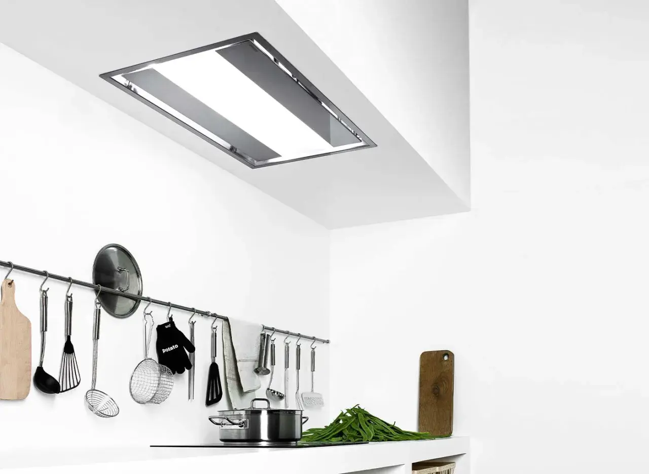 Cappa a scomparsa in cartongesso, elegante e funzionale, illumina la cucina moderna.