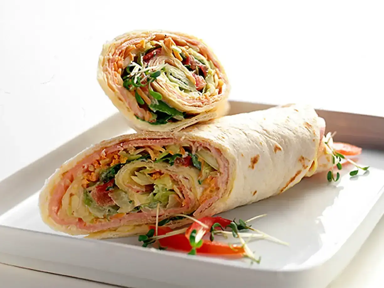 Två wraps med en generös fyllning av skinka, grönsaker och dressing. En perfekt lunch eller snabb måltid.