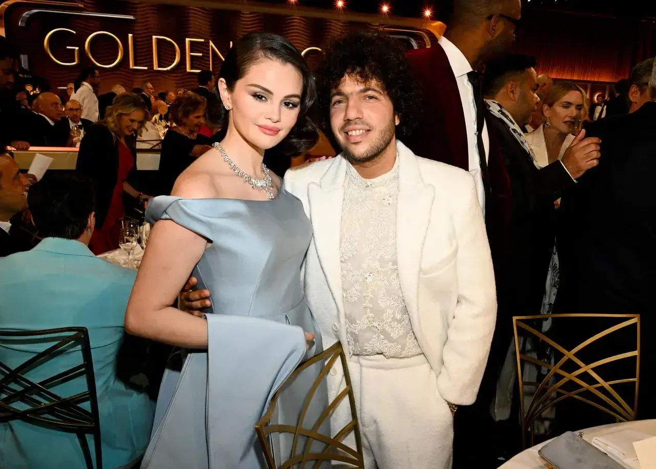 Selena Gomez i Benny Blanco na gali Golden Globe. Selena w błękitnej sukni, Benny w białym garniturze.