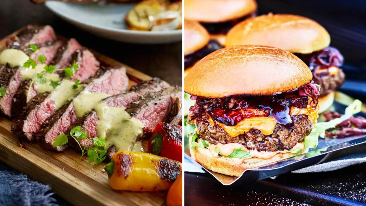 Skivad biff med sås och grillade paprikor, bredvid en saftig hamburgare med ost och karamelliserad lök. Gott att grilla!