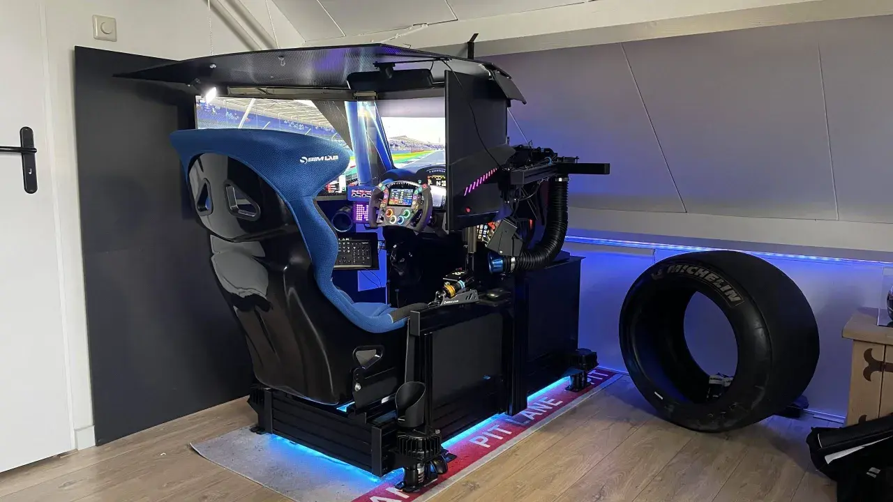 Ein beeindruckender **sim rig selber bauen**-Aufbau mit Rennsitz, Lenkrad und mehreren Bildschirmen. Daneben ein Rennreifen.