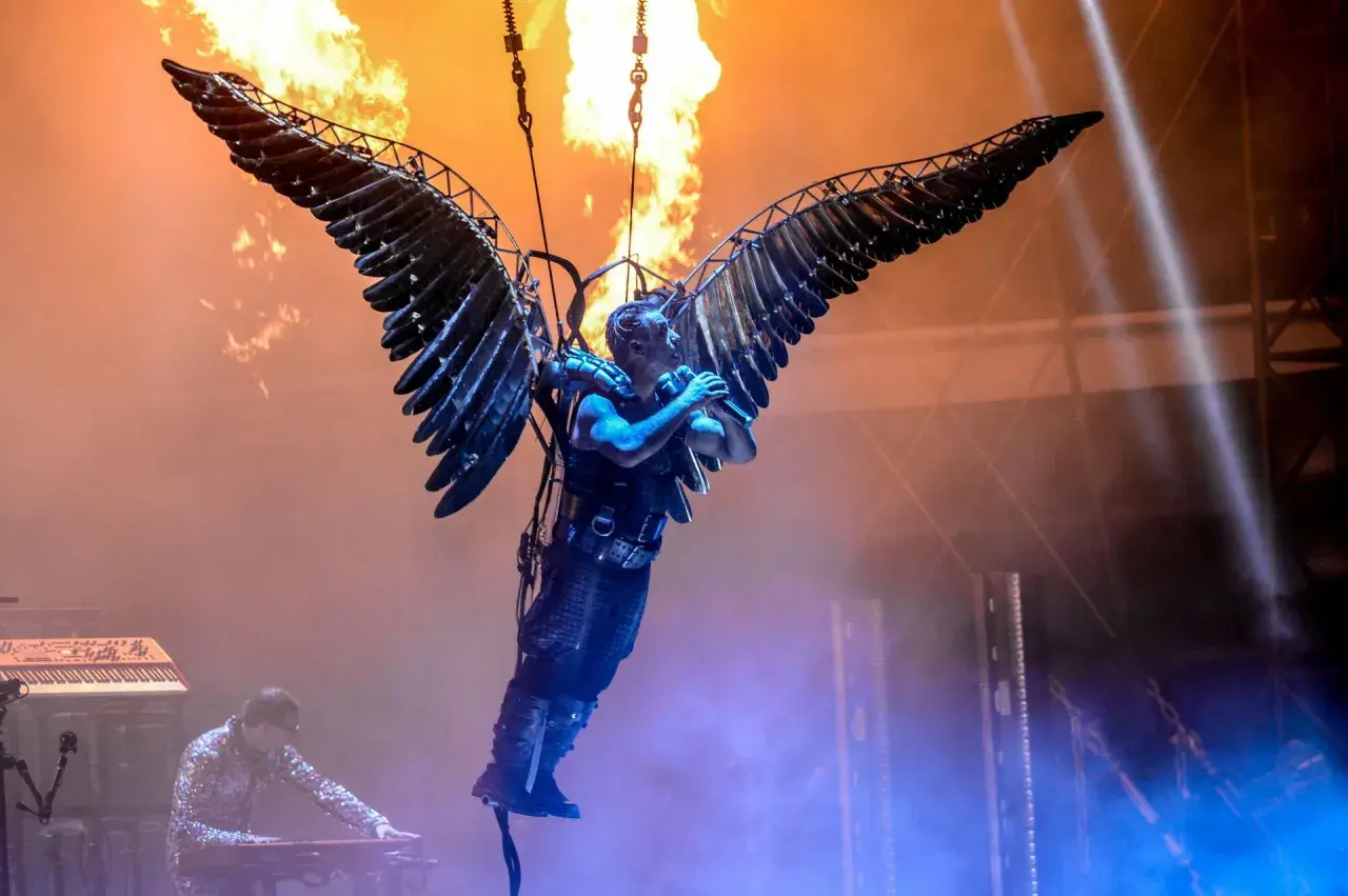 Till Lindemann z Rammstein, zawieszony w powietrzu na skrzydłach, śpiewa na tle płomieni. Jego utwory to ogień i moc.