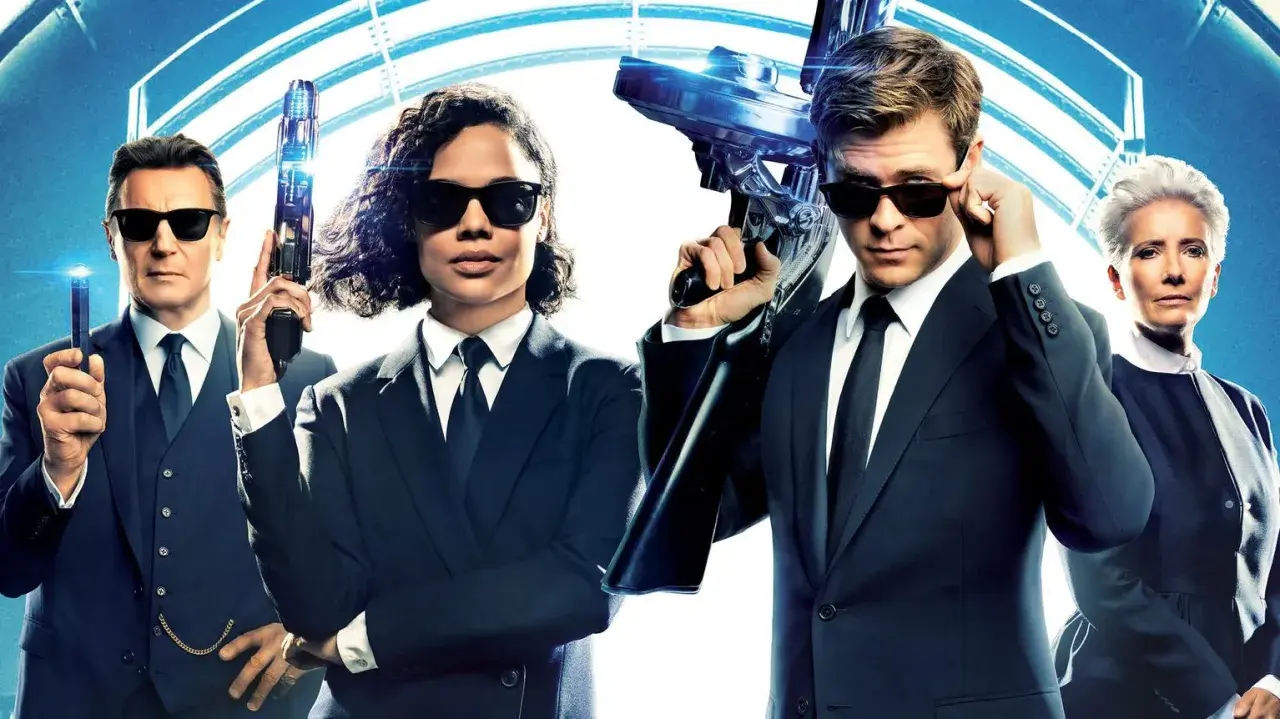 Rollistan i Men in Black: Liam Neeson, Tessa Thompson, Chris Hemsworth och Emma Thompson redo för action.