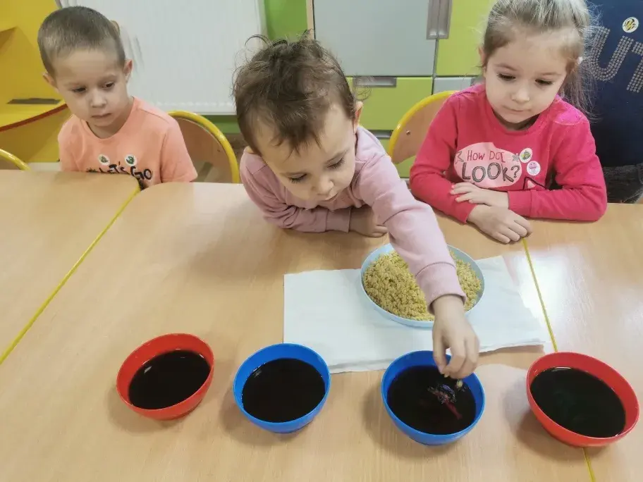 Zajęcia sensoryczne z makaronem, które rozweselą każde dziecko