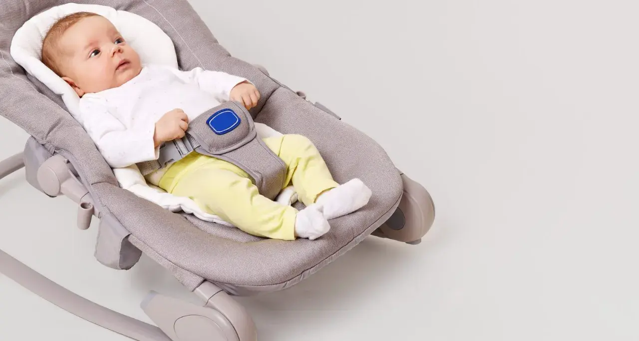 Säker babysitter för bebisar i alla åldrar, som en BabyBjörn. Liten bebis i gungstol.