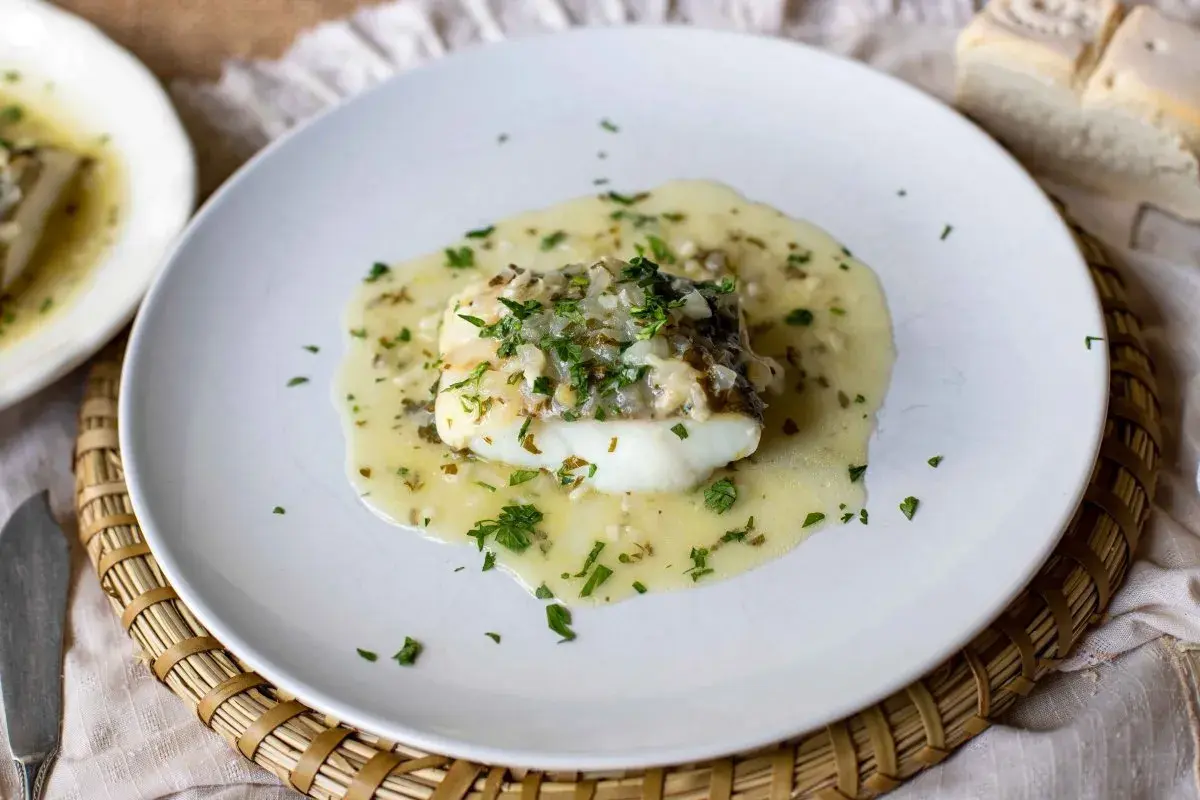Un delicioso bacalao en salsa verde, con perejil fresco picado y trocitos de cebolla.