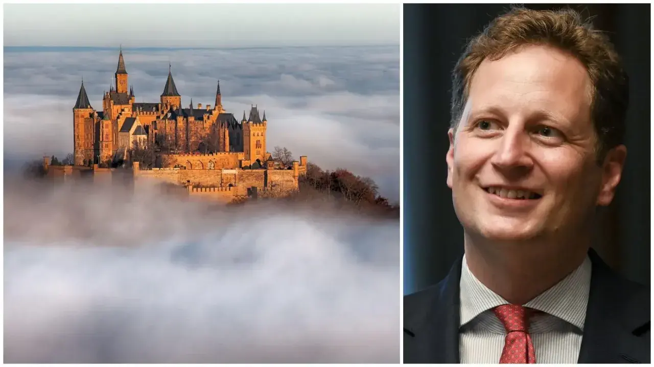 Märchenschloss über den Wolken, daneben ein Mann mit roter Krawatte. Ein Bild von Crailsheim.