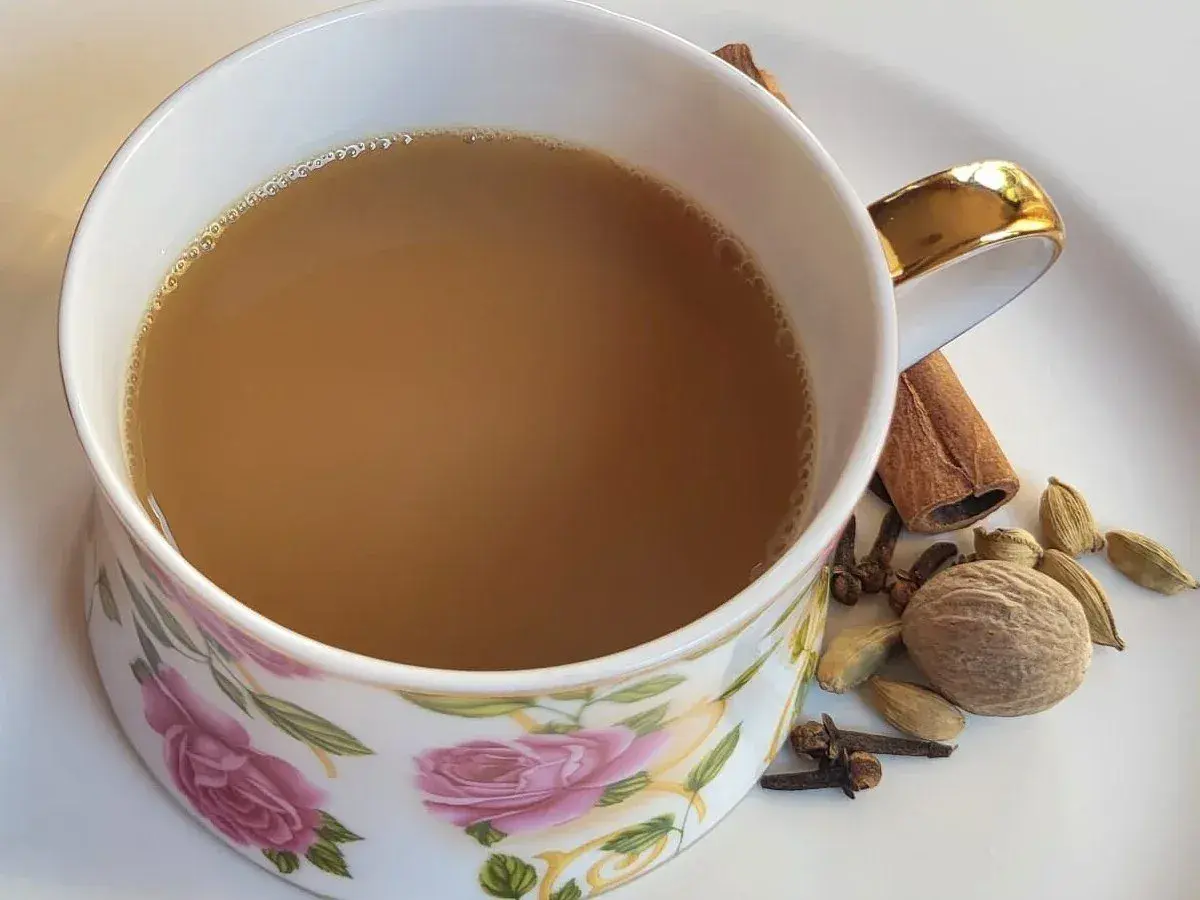 Aromaticzne przyprawy: cynamon, kardamon, goździki i gałka muszkatołowa, idealne do herbaty indyjskiej przepis.