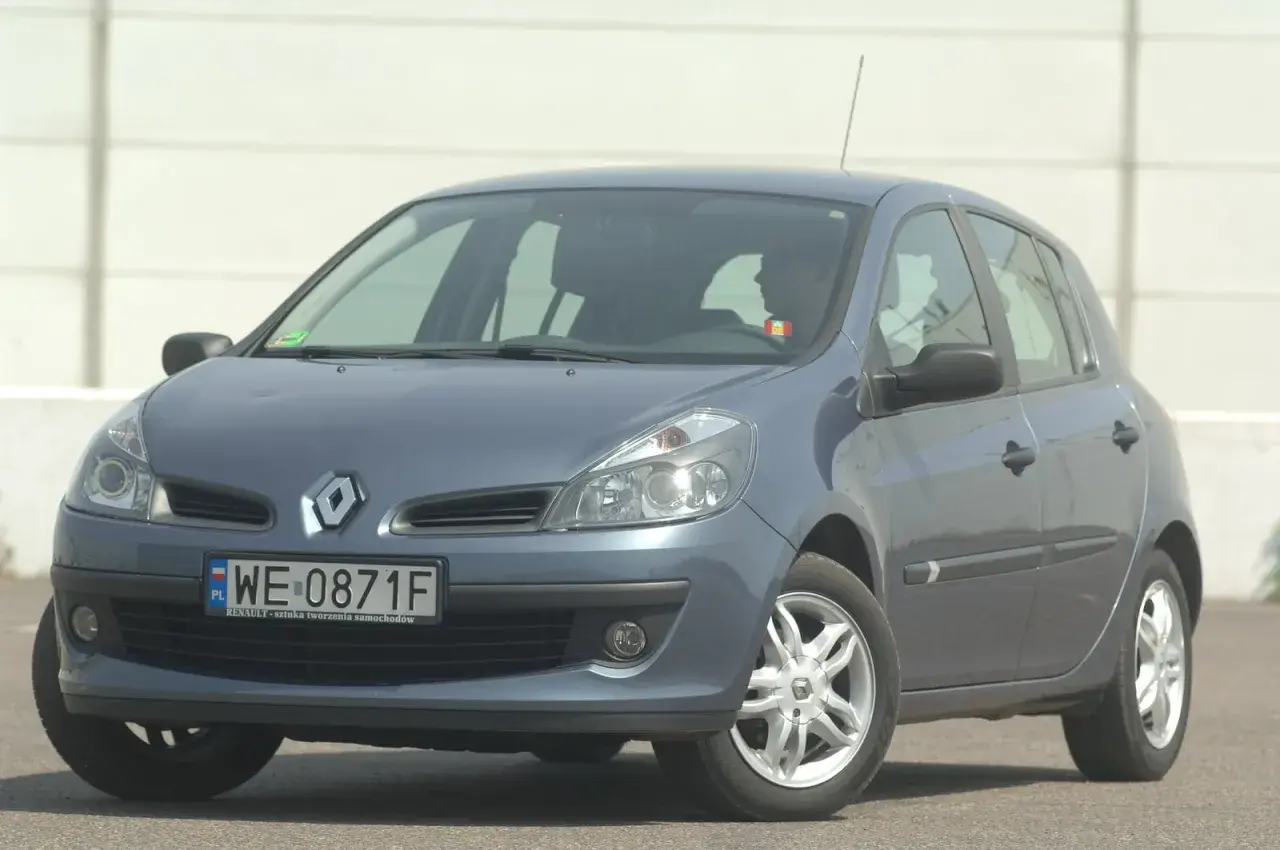 Szary Renault Clio 2, gotowy do jazdy, z nowymi żarówkami mijania.
