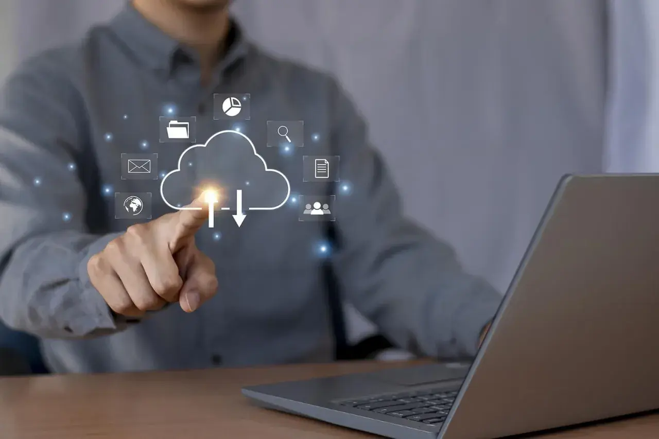 Un hombre interactúa con iconos digitales de **fotos en la nube** y datos, indicando la gestión de información en línea.