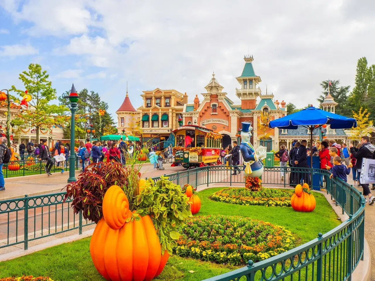 Disneyland Paris w jesiennej odsłonie z dyniami i postaciami Disneya.