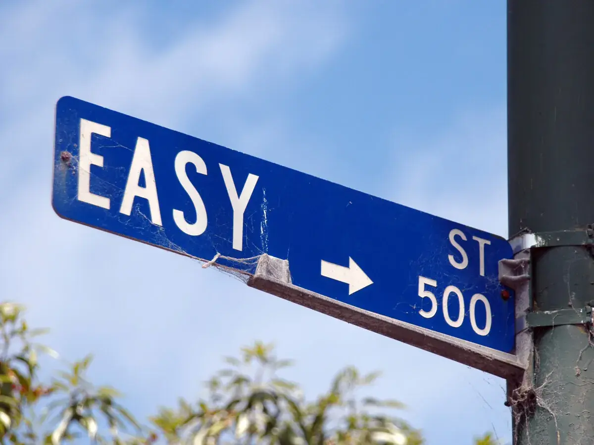 Straßenschild "EASY ST 500" im blauen Himmel. Was bedeutet "ez" im Chat? Ganz einfach, wie diese Straße!