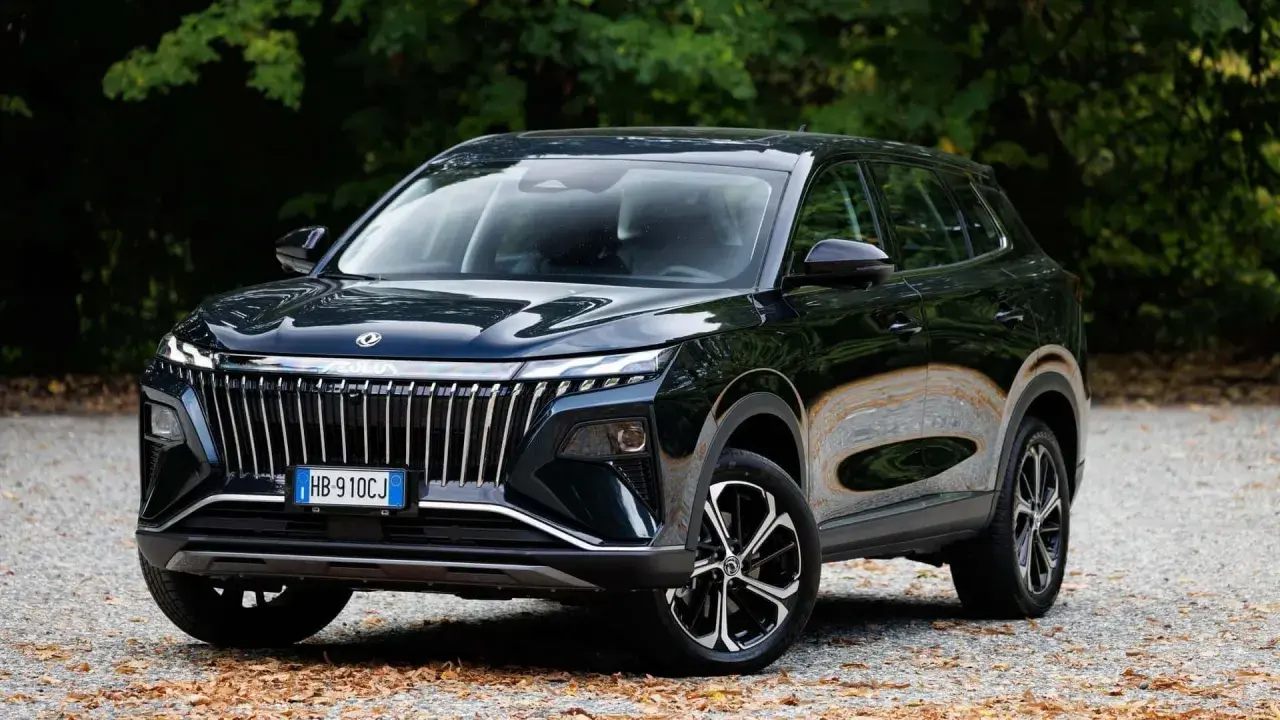SUV full hybrid nero con griglia cromata e fari a LED, un'anteprima dei migliori suv full hybrid 2026.