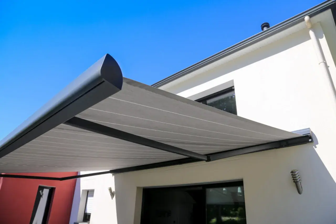 Tenda da sole moderna offre un'ottima isolazione da sole, proteggendo la casa dal caldo estivo.