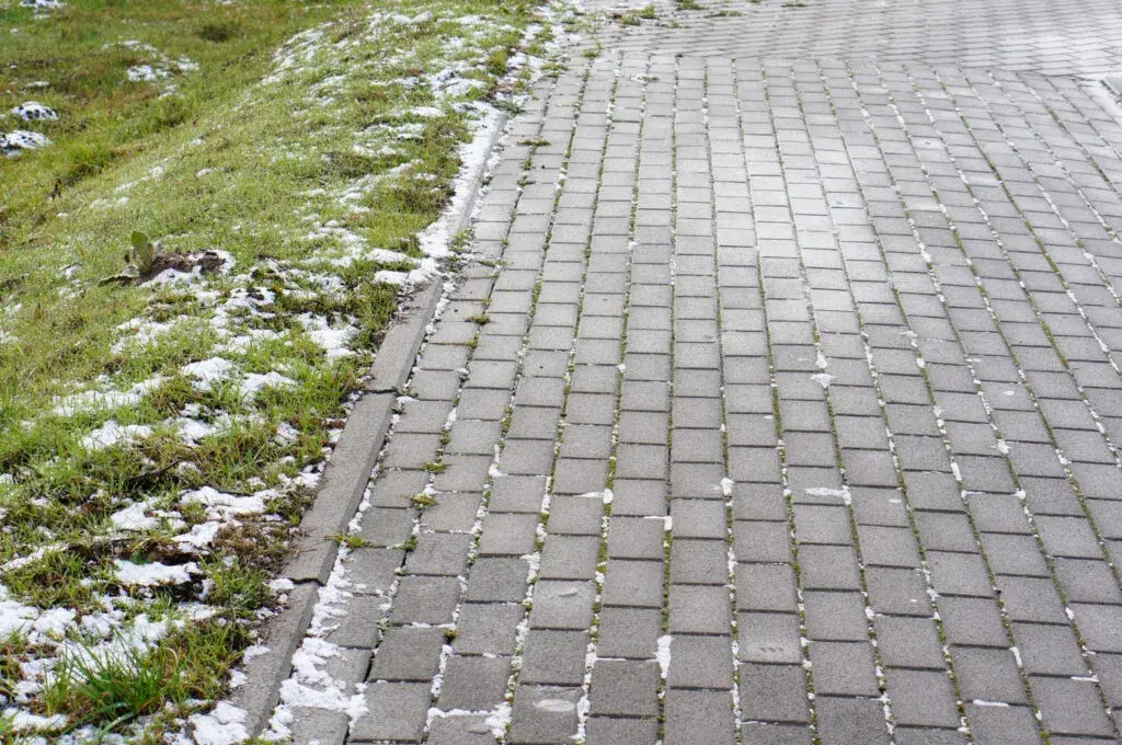 Jaki spadek na kostce brukowej, aby uniknąć problemów z wodą?