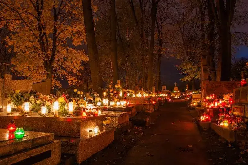 Co oznacza zbicie znicza na cmentarzu? Przesądy i znaczenie emocjonalne