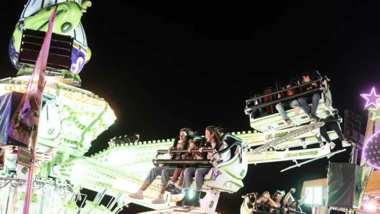 Gente disfrutando de atracciones en el recinto ferial de Valdespartera.