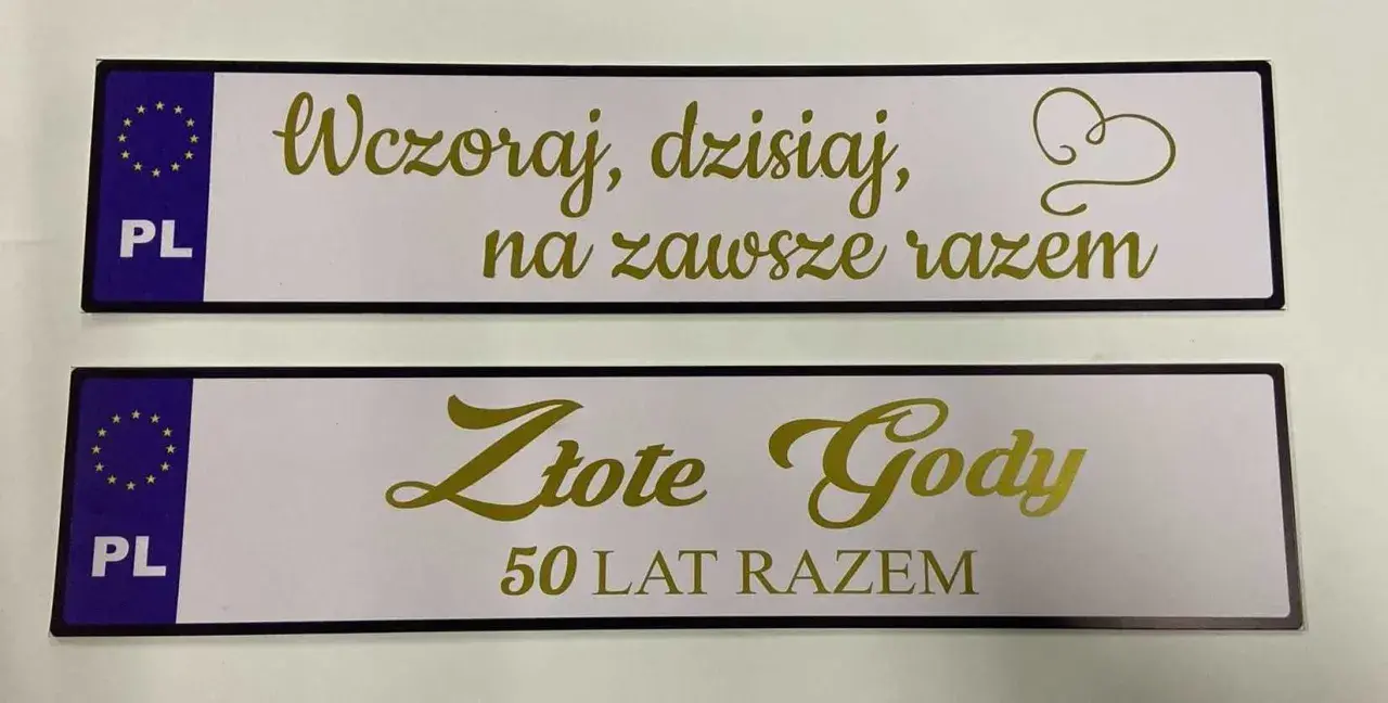 Dwie tablice z napisem "Wczoraj, dzisiaj, na zawsze razem" i "Złote Gody 50 lat razem" upamiętniające 50 rocznicę ślubu.