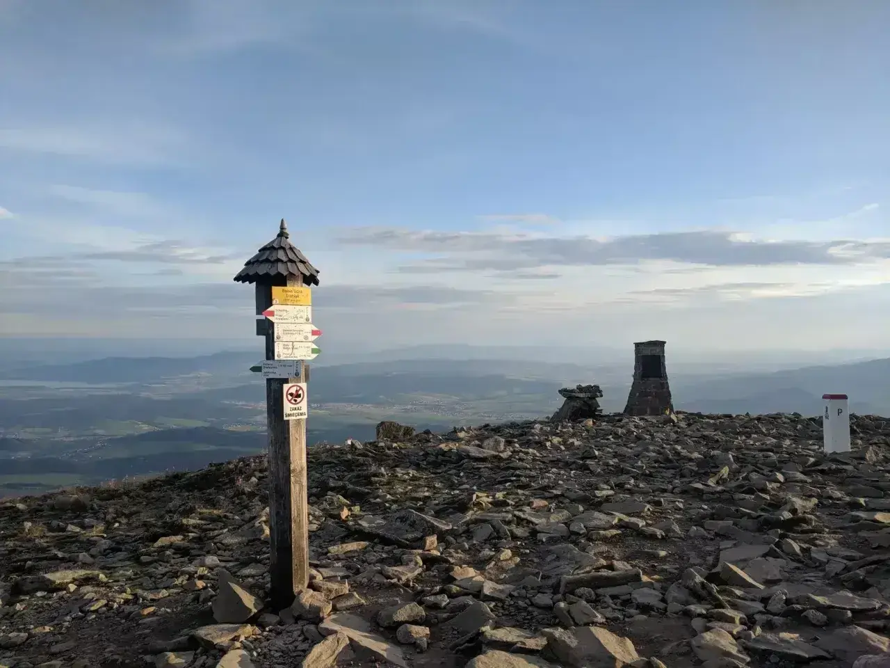 Szczyt Babiej Góry, gdzie jest, z drogowskazami i kamiennymi monumentami.