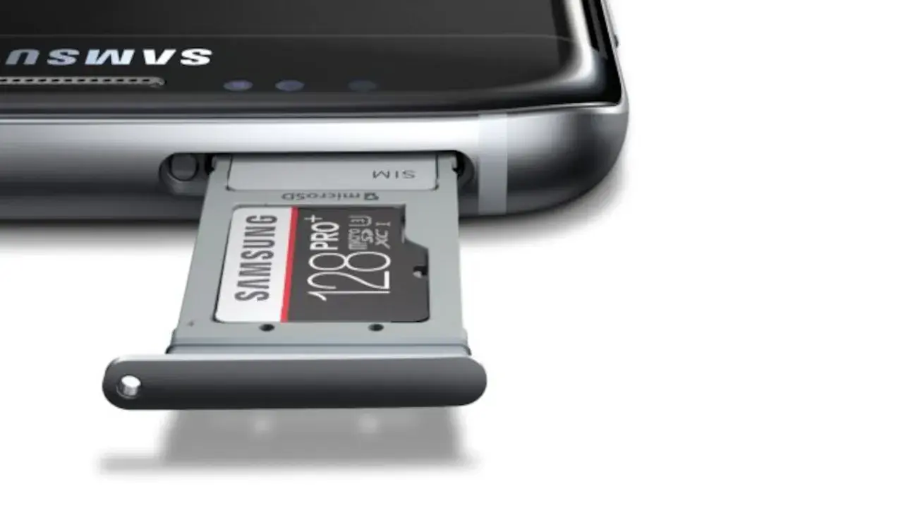 Insertando una tarjeta micro SD Express de 128GB en un teléfono Samsung para expandir su almacenamiento.