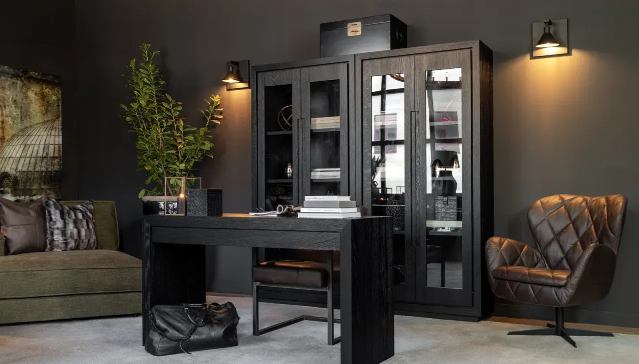 Mörkt och stilrent hemmakontor med bokhylla, skrivbord, läderfåtölj och soffa. Perfekt hemmakontor inspiration för den som gillar lyxig design.