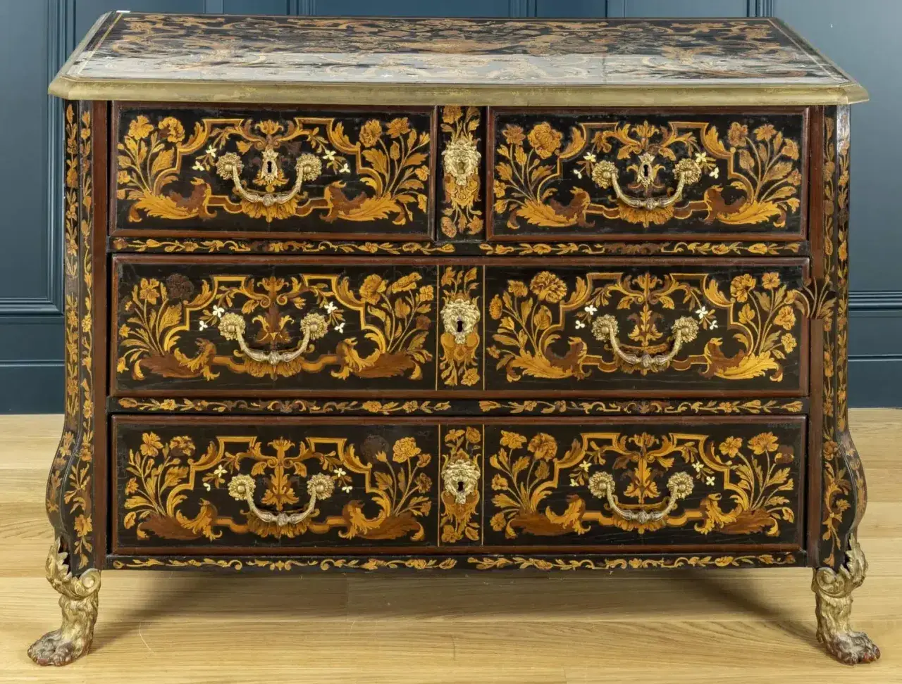 Commode ancienne ornée de marqueterie florale complexe. Une pièce maîtresse pour une estimation meuble ancien.