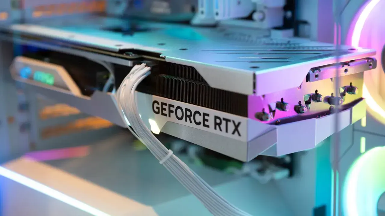 Ein "GeForce RTX" Schriftzug auf einer Grafikkarte, umgeben von RGB-Beleuchtung. Ob sie ein Bottleneck darstellt, hängt vom Rest des Systems ab.