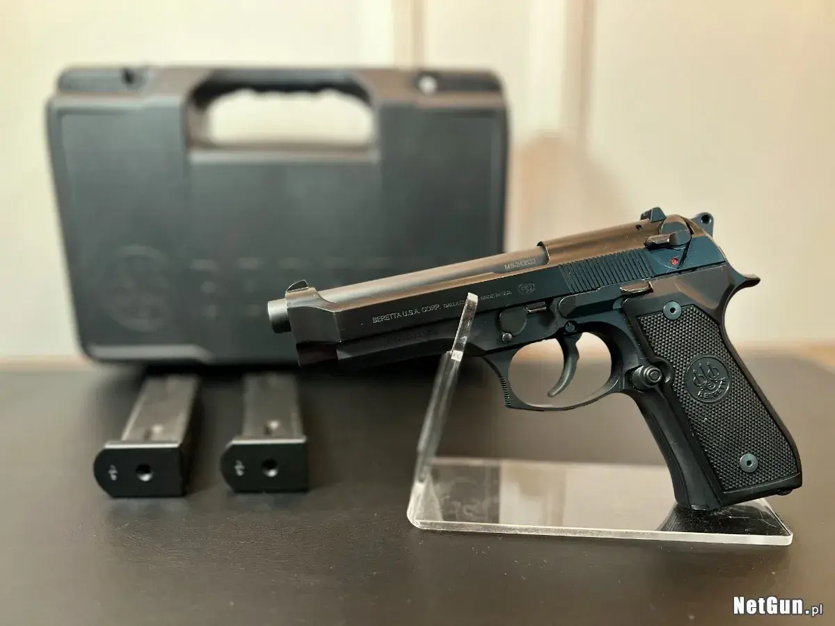 Pistolet Beretta M9 na stojaku, z magazynkami i futerałem. Sprawdź atrakcyjną beretta m9 cena!