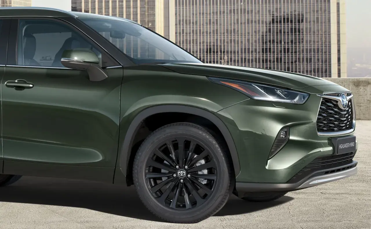 Zielony Toyota Highlander Hybrid z czarnymi felgami. Sprawdź atrakcyjną toyota highlander cena.