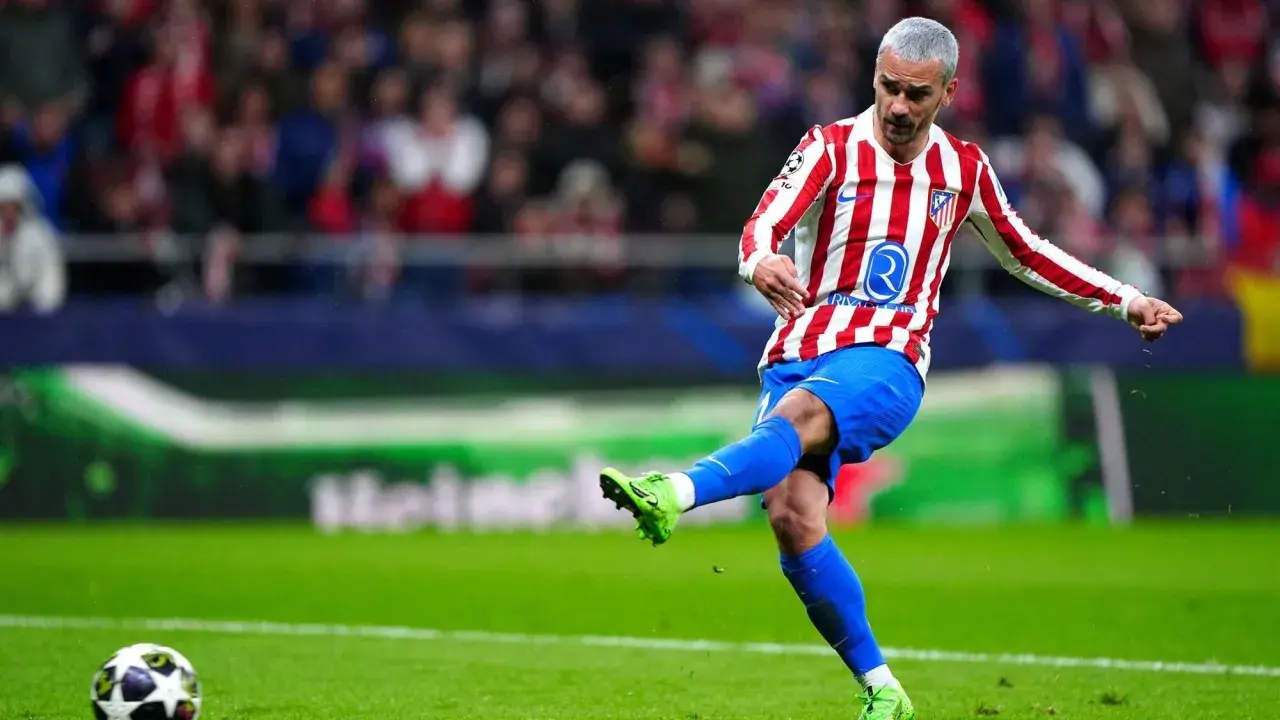 Antoine Griezmann im rot-weißen Trikot von Atlético Madrid schießt auf dem Spielfeld. Er ist einer der Schlüsselspieler seiner aktuellen Teams.