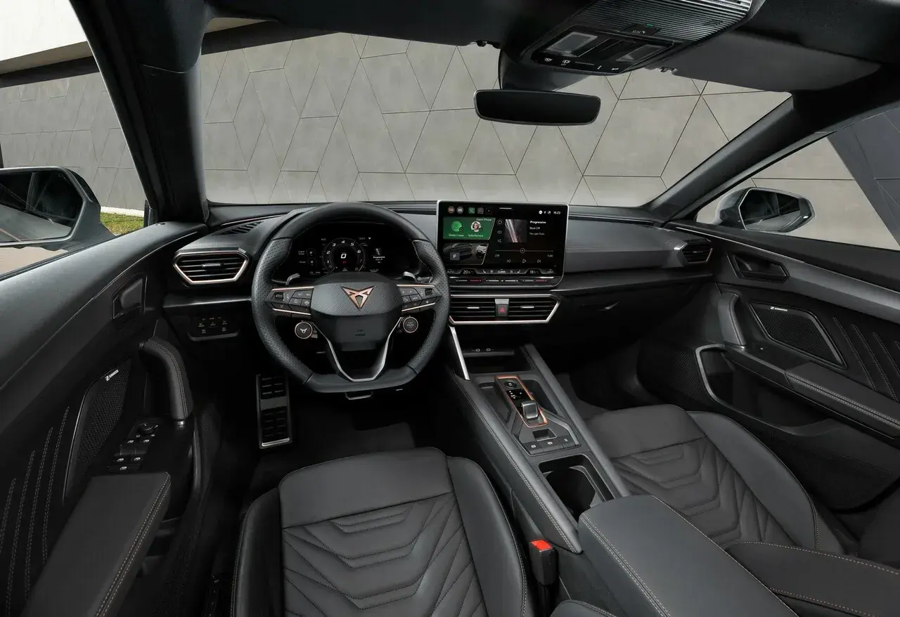 Interni sportivi e moderni della Cupra Formentor: volante con logo, ampio display centrale e sedili in pelle con cuciture a contrasto.