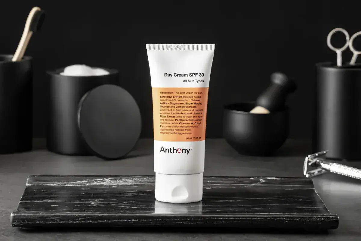 En tub med dagkräm SPF 30 från Anthony, en del av en stilren hudvårdsrutin ordning.
